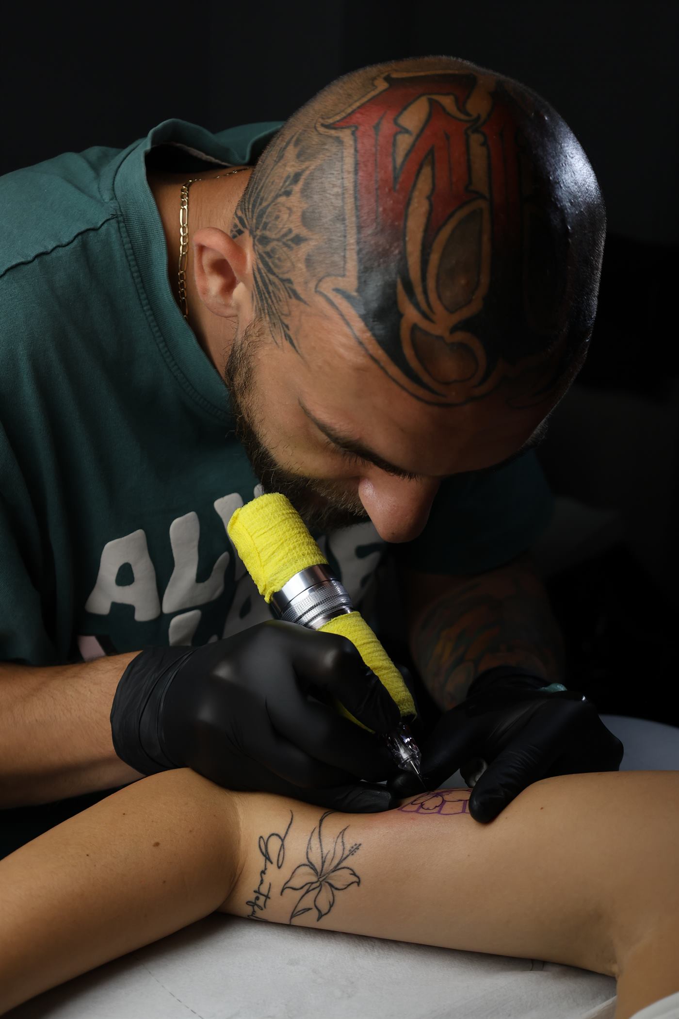 Tatuowanie przedramienia w studiu INK.lusive