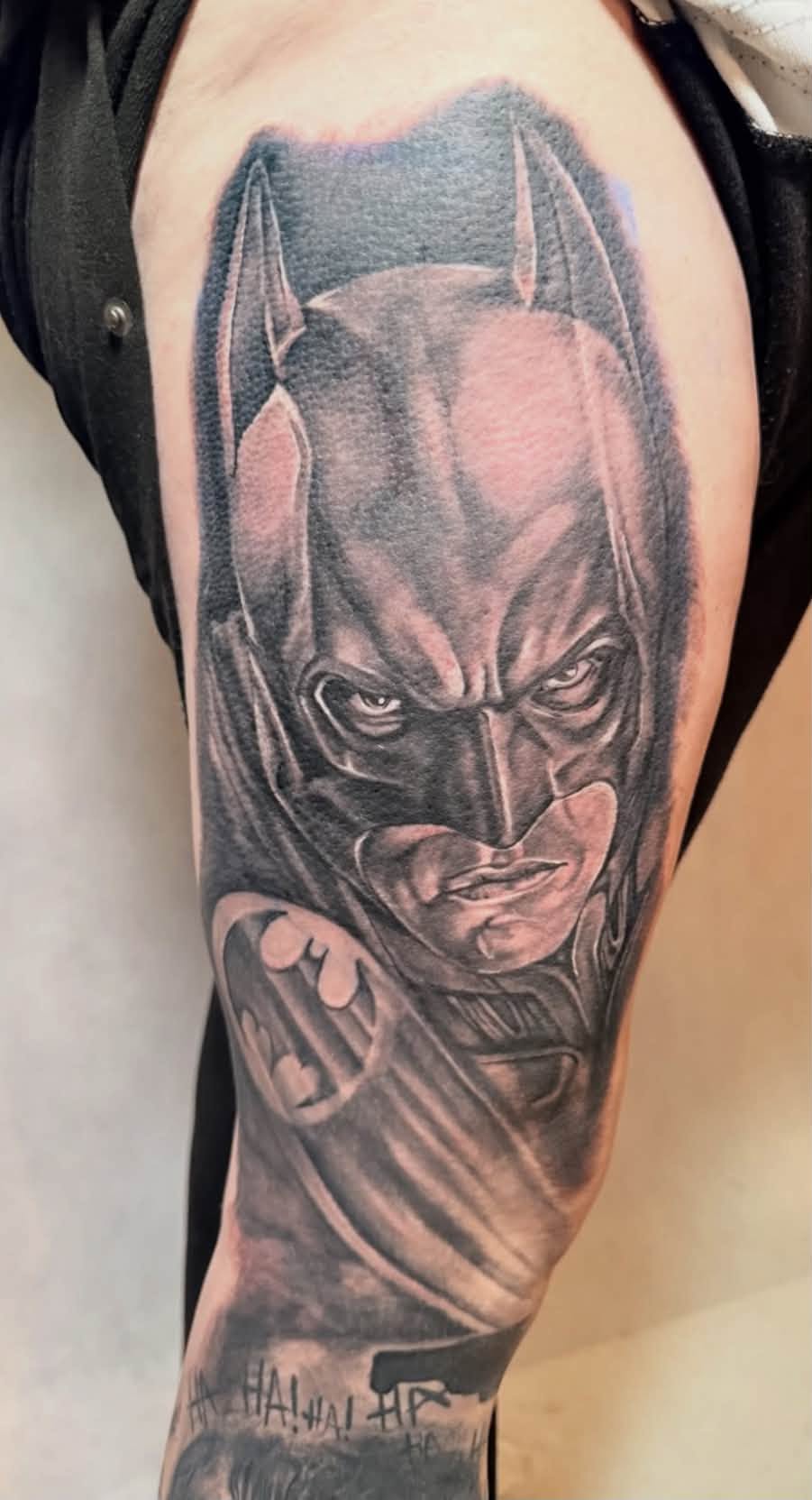 Realistyczny portret Batmana na ramieniu - post na Instagramie INK.lusive