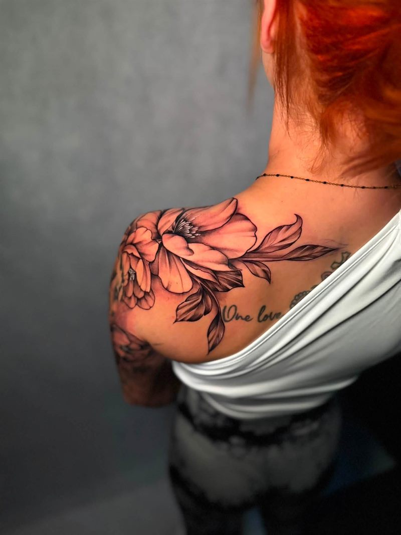 Kwiaty na ramieniu i obojczyku, delikatna kreska - post na Instagramie INK.lusive
