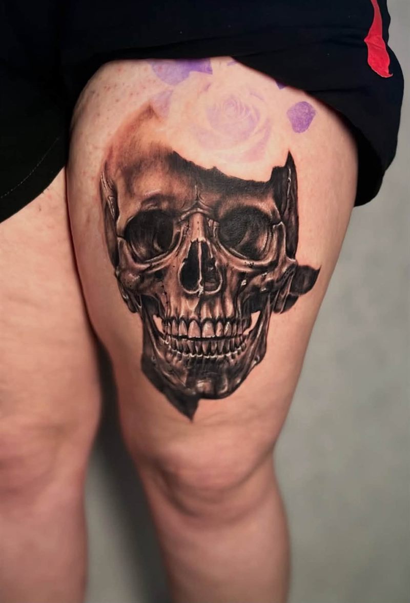 Realistyczna czaszka na udzie - post na Instagramie INK.lusive