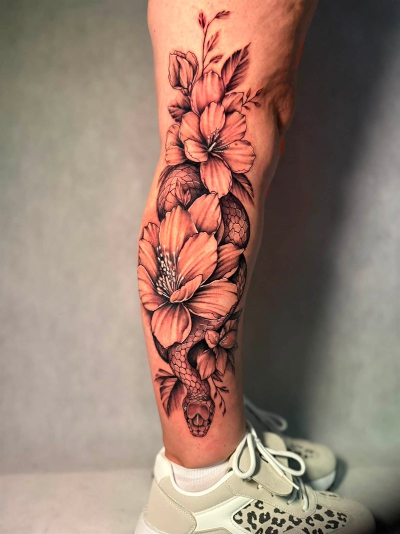 Kwiatowa kompozycja na nodze - post na Instagramie INK.lusive