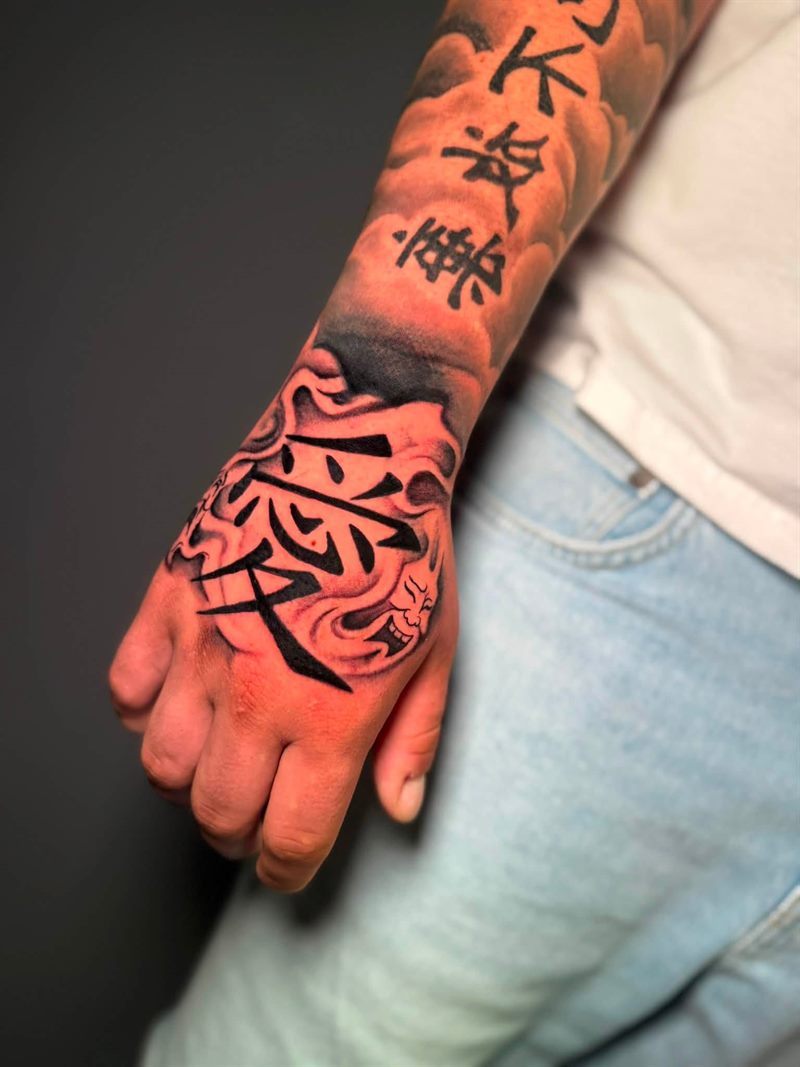 Ornament na dloni i przedramieniu - post na Instagramie INK.lusive