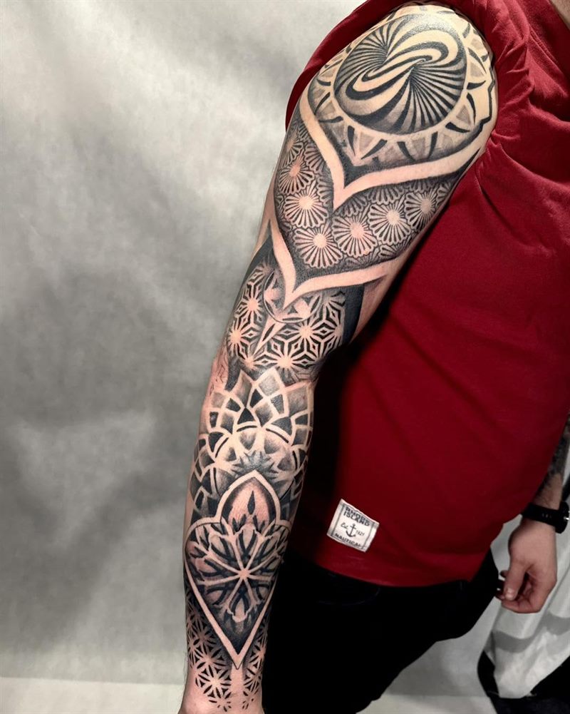 Rękaw: mandala i dotwork